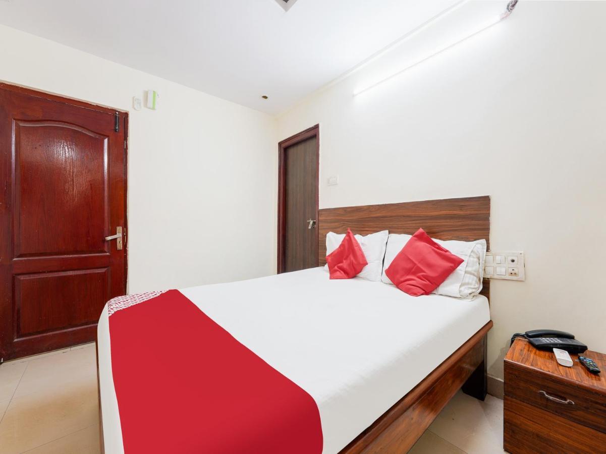 SPOT ON 82731 Hotel Supriya Vijayawāda Exterior foto