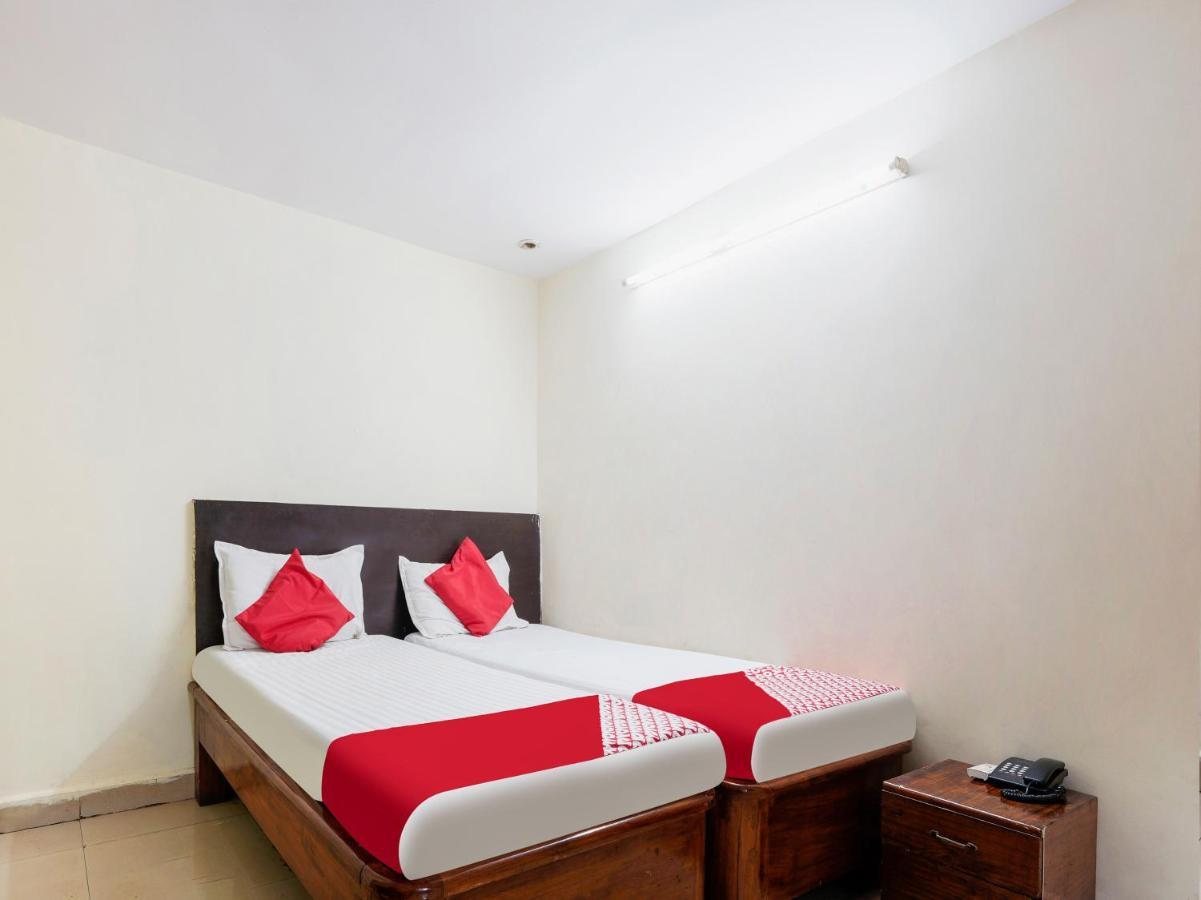 SPOT ON 82731 Hotel Supriya Vijayawāda Exterior foto